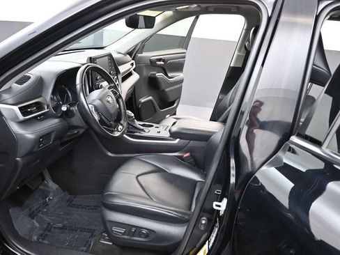 Used 2021 Toyota Highlander XLE FWD image 14