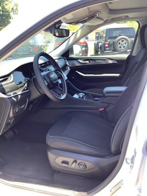 Used 2023 Jeep Grand Cherokee Laredo AWD/4WD image 15