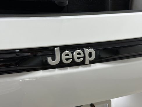 Used 2025 Jeep Grand Cherokee Overland w/ Luxury Tech Group IV AWD/4WD image 12