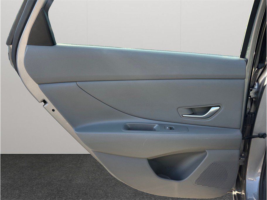 Used 2025 Hyundai Elantra SEL FWD image 35