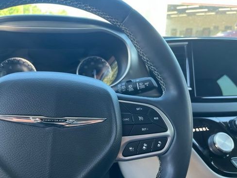 Used 2022 Chrysler Pacifica Touring-L FWD image 19