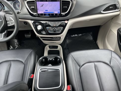 Used 2024 Chrysler Pacifica Touring-L FWD image 14