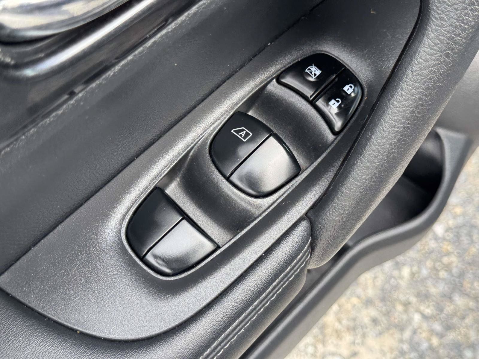 Used 2019 Nissan Rogue SV AWD/4WD image 14