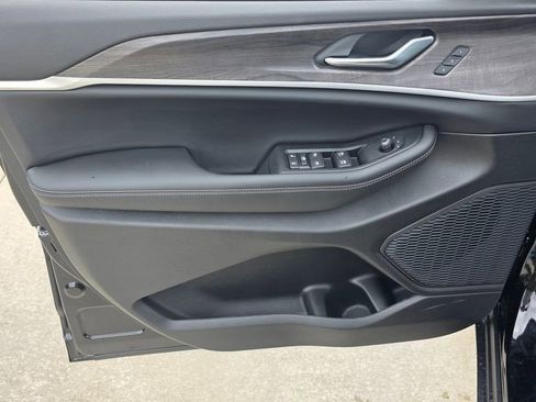 New 2025 Jeep Grand Cherokee Limited w/ Black Appearance Package image 24