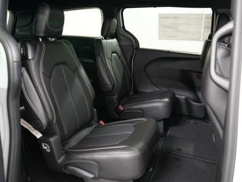 New 2026 Chrysler Pacifica Select FWD image 23