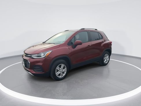 Used 2022 Chevrolet Trax LT w/ LT Convenience Package image 4