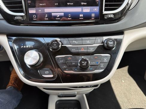 Used 2024 Chrysler Pacifica Touring-L FWD image 34