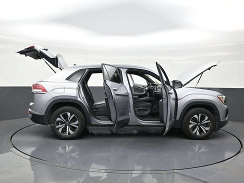 Used 2024 Volkswagen Atlas Cross Sport SE FWD image 21