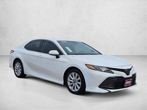 Used 2019 Toyota Camry LE image 3