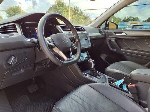 Used 2022 Volkswagen Tiguan SE w/ Panoramic Sunroof Package image 13