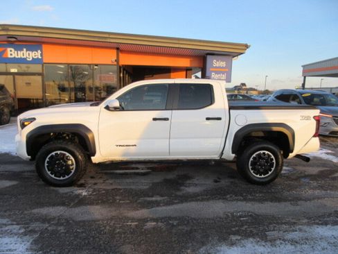Used 2025 Toyota Tacoma TRD Off-Road image 2