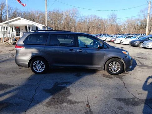 Used 2014 Toyota Sienna XLE image 6