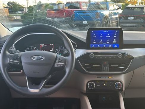 Used 2022 Ford Escape SE image 9