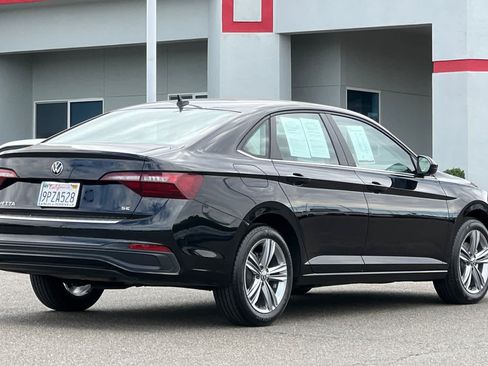 Used 2024 Volkswagen Jetta SE w/ Panoramic Sunroof Package FWD image 2