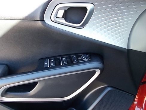 Used 2022 Kia Soul LX image 13