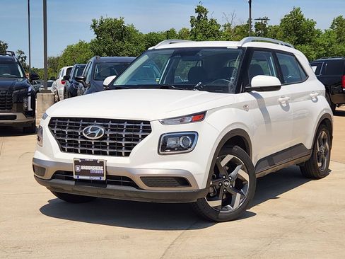 Used 2024 Hyundai Venue SEL FWD image 2