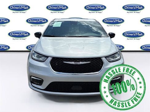 Used 2026 Chrysler Pacifica Limited FWD image 2