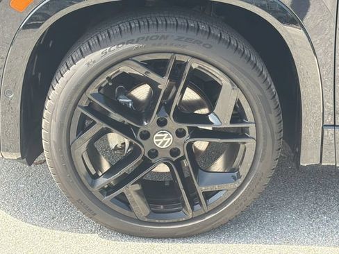 Certified 2026 Volkswagen Tiguan SE R-Line FWD image 10