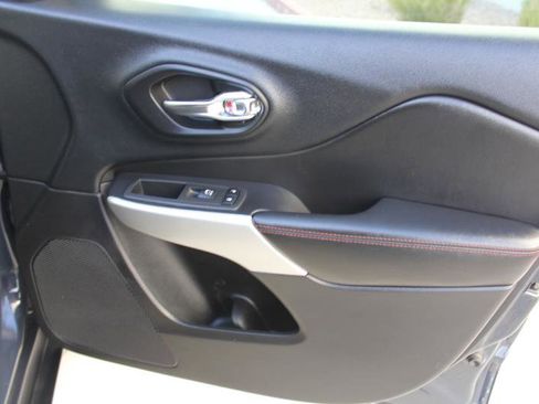 Used 2017 Jeep Cherokee Trailhawk image 20