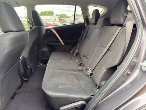 Used 2018 Toyota RAV4 LE FWD image 17