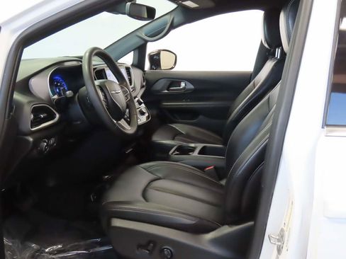 Used 2025 Chrysler Pacifica Select FWD image 12