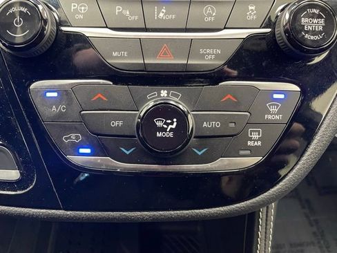 Used 2025 Chrysler Pacifica Limited image 6