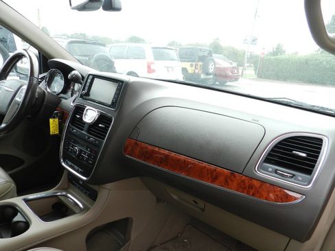 Used 2014 Chrysler Town & Country Limited w/ Luxury Group image 15