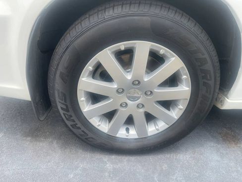 Used 2013 Chrysler Town & Country Touring FWD image 32