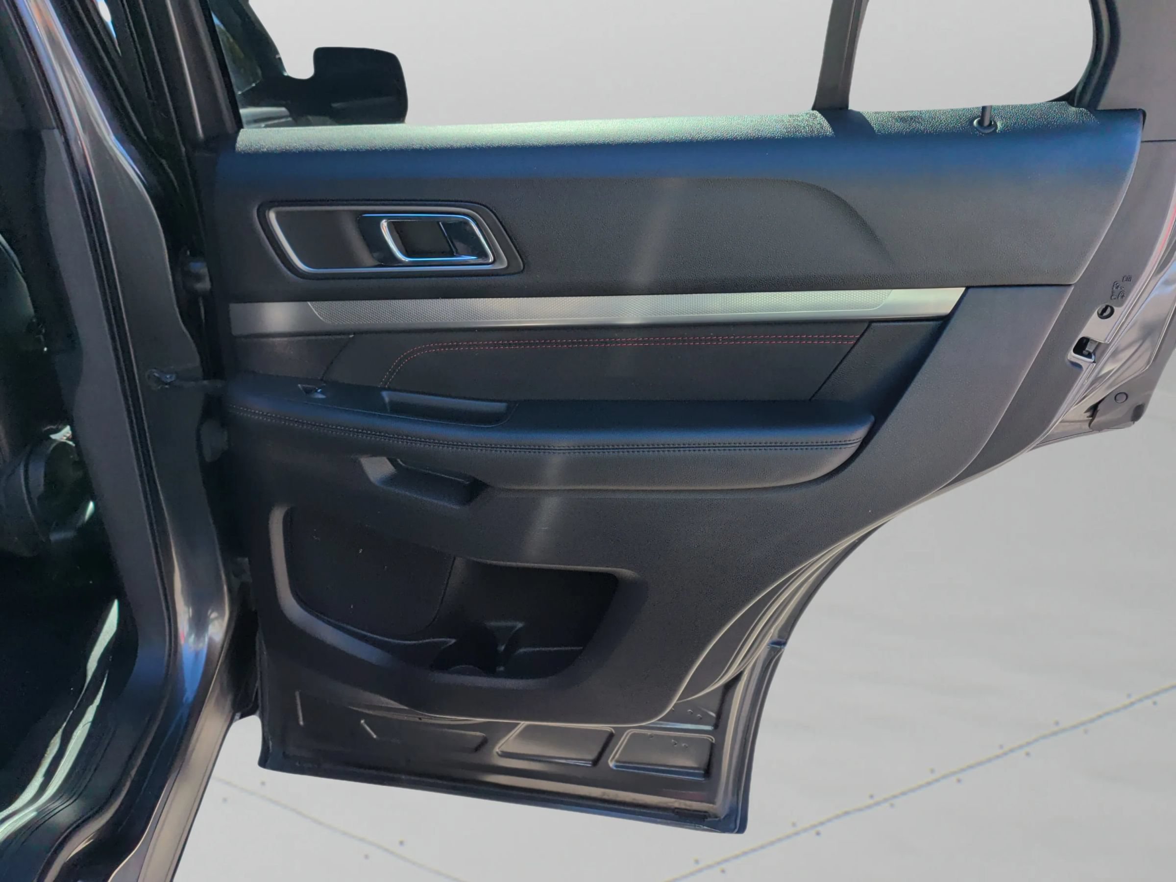 Used 2019 Ford Explorer XLT w/ Equipment Group 202A FWD image 39