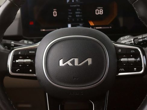 Used 2025 Kia Carnival FWD image 18