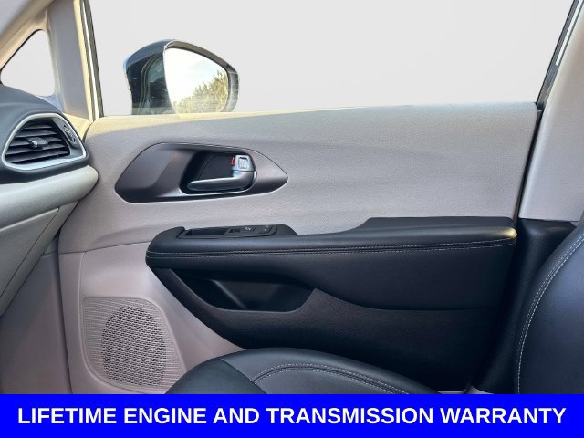 Used 2024 Chrysler Pacifica Touring-L FWD image 24