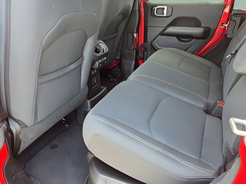 Used 2024 Jeep Wrangler Unlimited Sahara AWD/4WD image 9