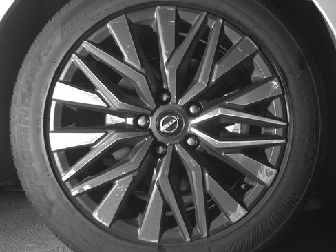 Used 2025 Nissan Altima 2.5 SV FWD image 13