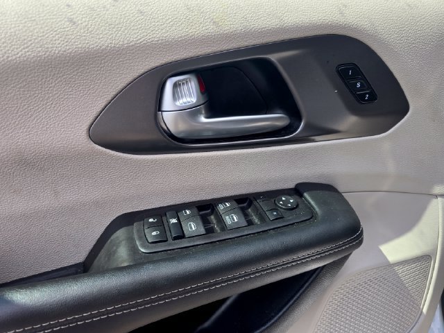 Used 2024 Chrysler Pacifica Touring-L FWD image 18