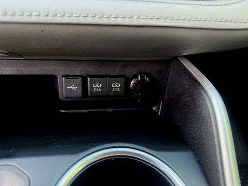 Used 2020 Toyota Highlander L FWD image 26
