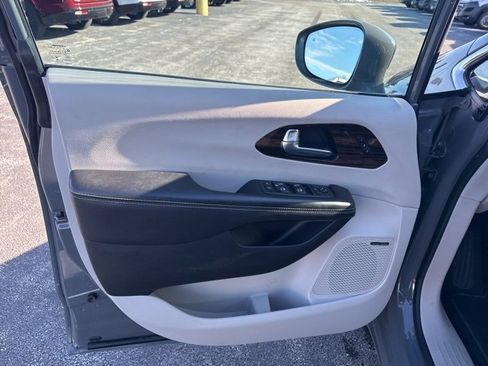 Used 2022 Chrysler Pacifica Limited image 23