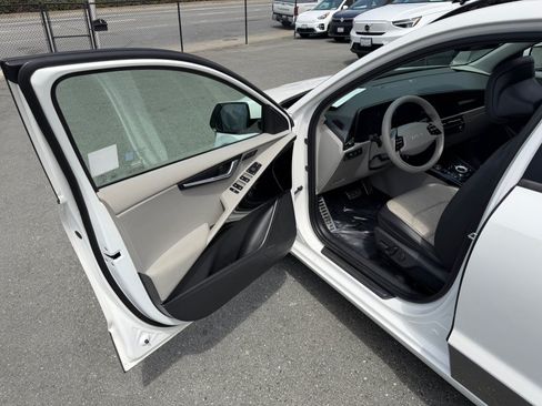 Used 2024 Kia Niro Wave w/ Wave Preserve Package FWD image 9