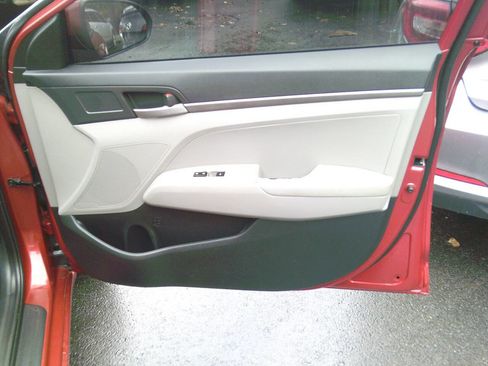 Used 2017 Hyundai Elantra SE image 18