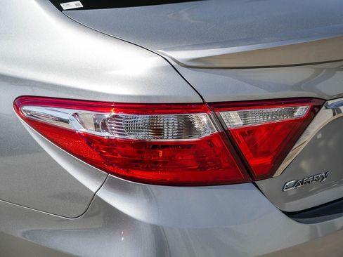 Used 2016 Toyota Camry SE FWD image 9