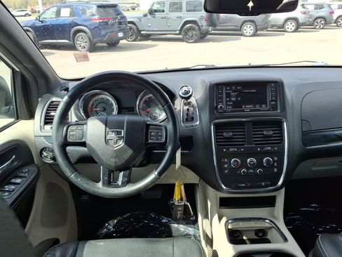 Used 2017 Dodge Grand Caravan SXT FWD image 16
