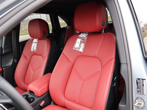 Certified 2026 Porsche Macan AWD/4WD image 5
