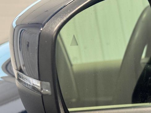 Used 2023 Chrysler Pacifica Touring-L FWD image 9