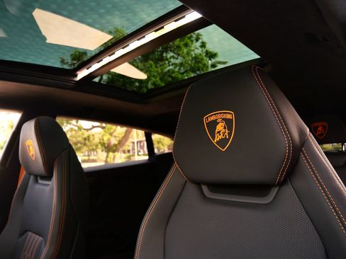 Used 2025 Lamborghini Urus SE AWD/4WD image 16