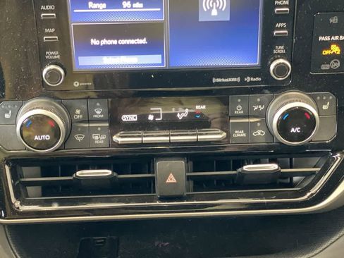 Used 2021 Toyota Highlander XLE AWD/4WD image 21