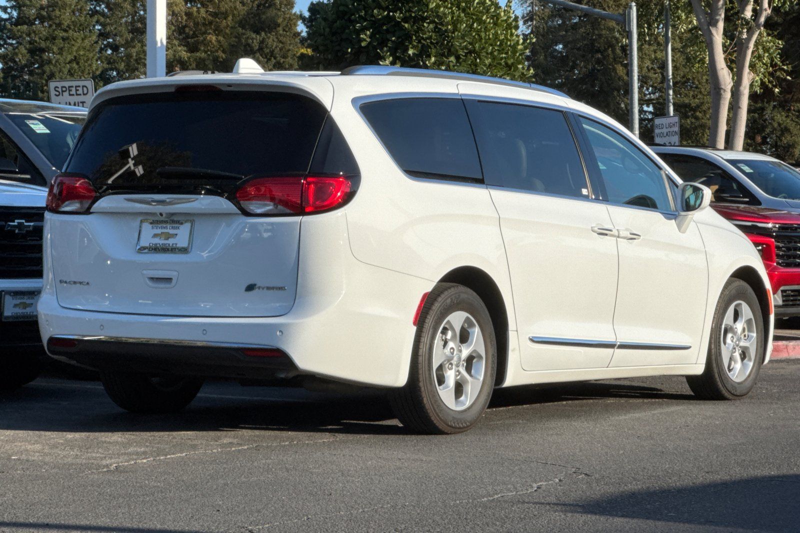 Used 2018 Chrysler Pacifica Touring-L FWD image 5