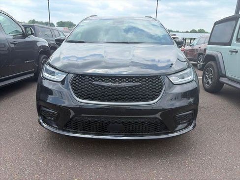 Certified 2025 Chrysler Pacifica Limited FWD image 2