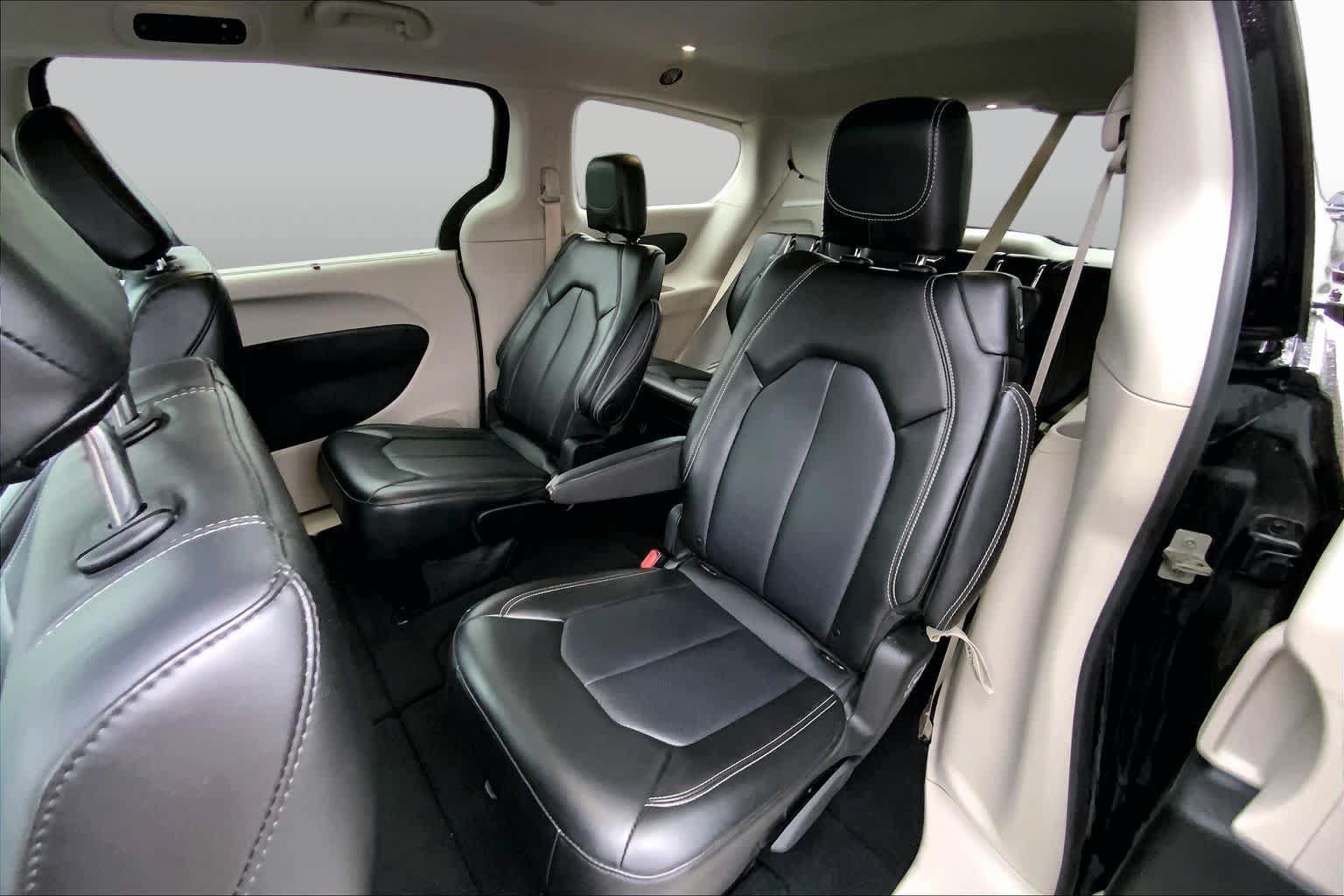 Used 2024 Chrysler Pacifica Touring-L FWD image 17