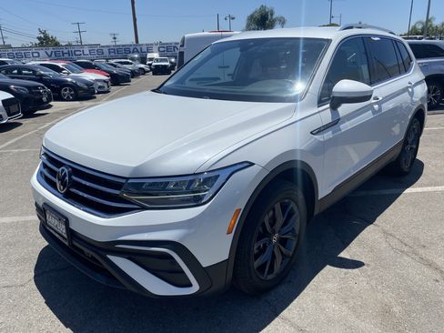 Used 2023 Volkswagen Tiguan SE FWD image 2