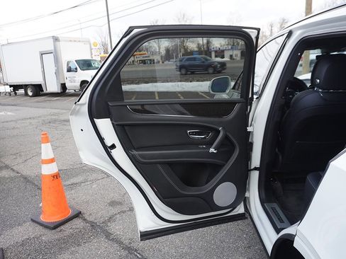 Used 2019 Bentley Bentayga V8 image 31