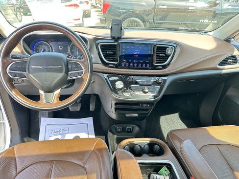 Used 2017 Chrysler Pacifica Limited FWD image 11
